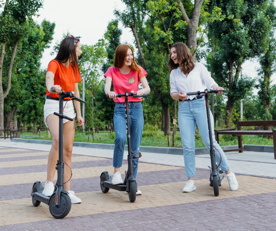 Apprentis-_-les-bons-plans-transport-en-Auvergne-Rhone-Alpes (fille trottinette)